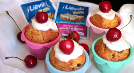 Muffin allo yogurt con ciliegie e gocce di cioccolato