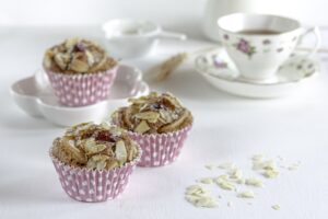 Muffin allo yogurt con pere e lamponi